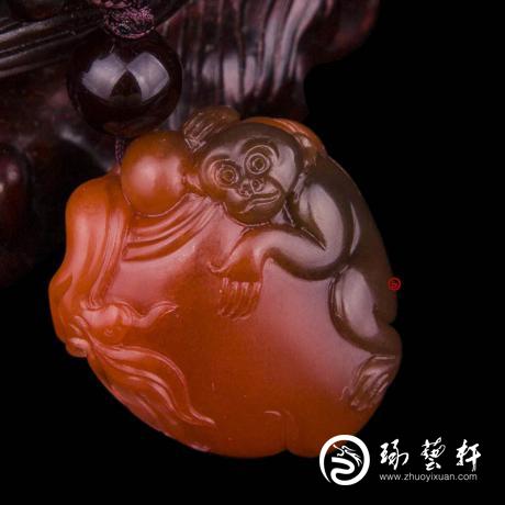 【琢藝軒】四川涼山南紅瑪瑙櫻桃紅掛件    靈猴獻(xiàn)壽    7克
