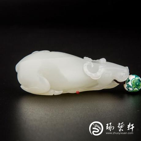 【琢藝軒】新疆和田玉灑金皮一級白玉籽玉掛件 牛氣沖天 30克