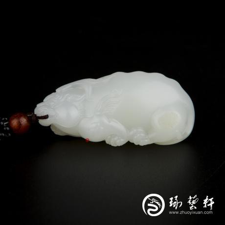 【琢藝軒】新疆和田玉黃皮羊脂白玉籽玉掛件 貔貅 24.5克