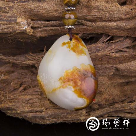 【琢藝軒】新疆和田玉棗紅皮白玉籽玉掛件（獨籽） 遠帆 13.9克