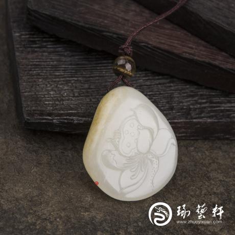 【琢藝軒】新疆和田玉黃皮白玉籽玉掛件 靜 11.4克