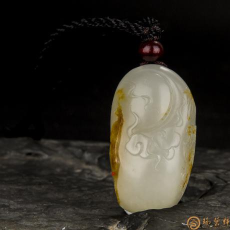 【琢藝軒】新疆和田玉紅皮白玉籽料掛件 望月（獨(dú)籽） 15.4克