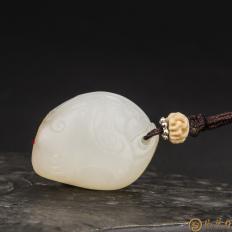 新疆和田玉紅皮羊脂白籽玉掛件 力爭上游 10克