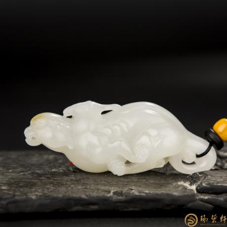 【琢藝軒】新疆和田黃皮一級(jí)白籽玉掛件 報(bào)喜 39克