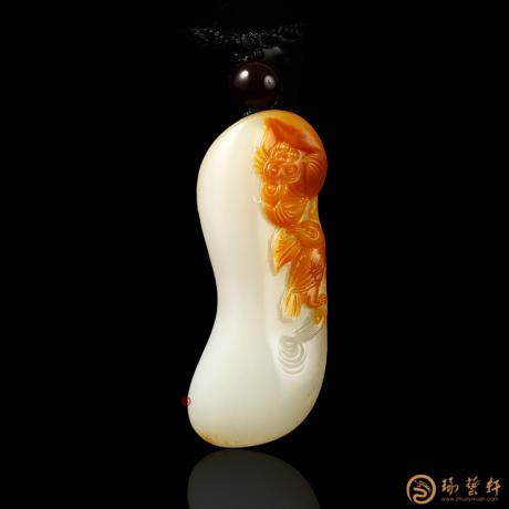 【琢藝軒】穆宇靜 新疆和田黃沁一級白籽玉掛件 戲蓮 16.4克（獨籽）