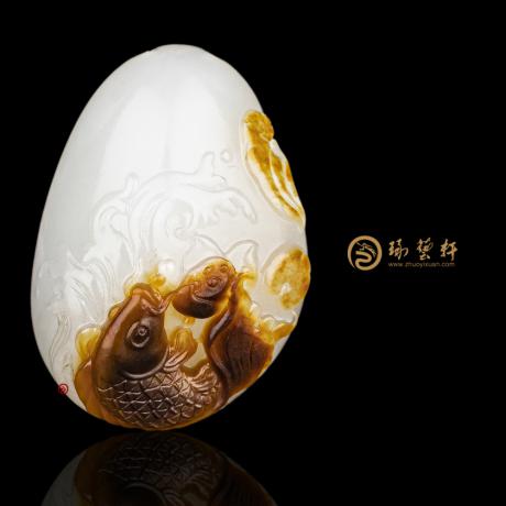 【琢藝軒】黃楊洪 新疆和田紅沁皮一級(jí)白籽玉掛件 連年有余 14.2克