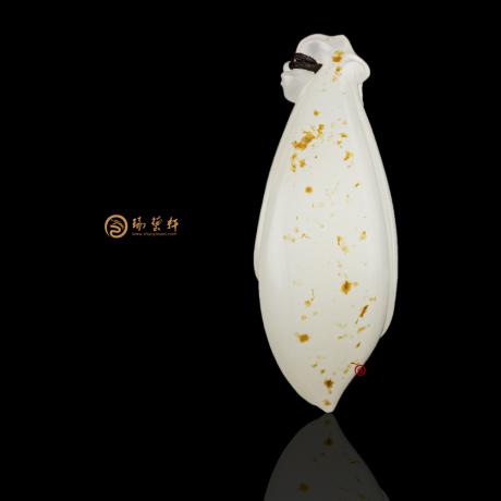 【琢藝軒】新疆和田紅皮白玉籽玉掛件 蘭花 10.4克