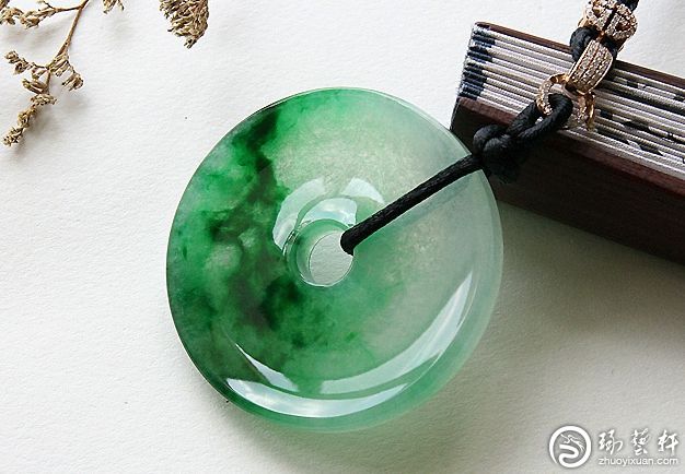 翡翠和玉哪個(gè)更養(yǎng)人？