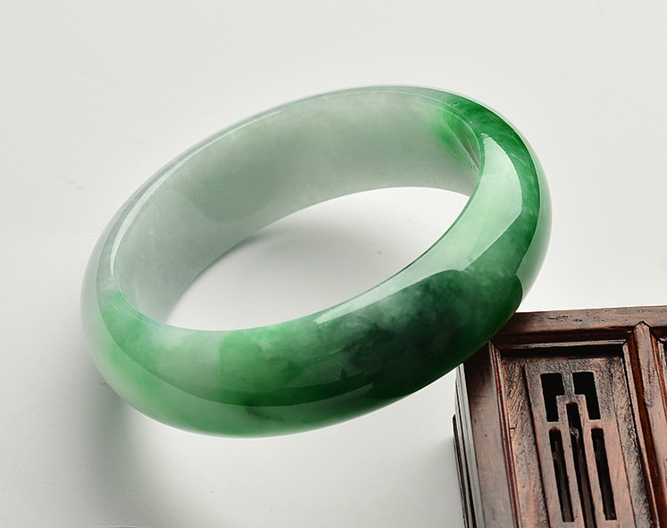 翡翠手鐲的價(jià)格一般是多少？